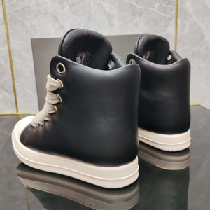 Sneakers alte vintage da uomo, di design, in pelle di agnello martellata, con suola spessa e cinturini larghi, nere - Product Image 4