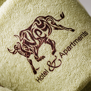 Pantofole di Lusso Personalizzate per Hotel 5 Stelle, Ciabatte Usa e Getta a Punta Aperta in Peluche per Ospiti - Product Image 3