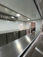 Remolque de Comida Grande de 8.5x20 pies con Tres Ventanas de Servicio y Refrigerador, Cocina Móvil de Calidad Profesional para Eventos Deportivos