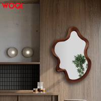 WOQI Miroir mural à cadre en bois de noyer au design moderne, modèle irrégulier distinctif avec crochets de suspension