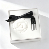 Diffuseur d'huiles essentielles en céramique parfumée en forme de fleur de camélia, pendentif d'aromathérapie pour voiture, cadeau de luxe