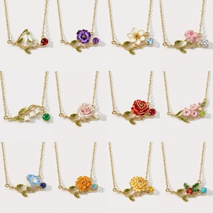 Collar de 12 Meses con Ramas de Flores Esmaltadas, <span class=keywords><strong>Perlas</strong></span> de Cristal y Cadena Dorada, Joyería Floral para Mujer, Regalo Apilable para Cumpleaños o Mes de Nacimiento - Product Image 3