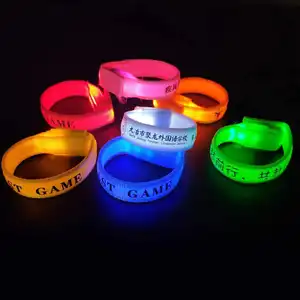 Aangepaste Grafische Led Armband Multi-Color Verlichte Stof Polsband Voor Sport Mode Of Evenement Met Pvc Charme
