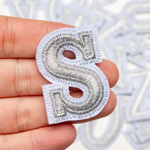 En gros, Patchs brodés thermocollants en argent, lettres de l'alphabet A-Z, style universitaire, scintillants, pour vêtements et accessoires - Product Image 2