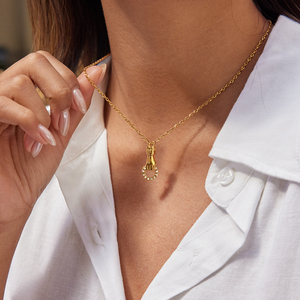 जे एंड डी डिजाइनर 18k गोल्ड प्लेट स्टेनलेस स्टील हार क्लासिक गैंडा कार्यात्मक दोस्ती हाथ डिजाइन हार - Product Image 3