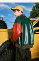 Blousons en cuir pour hommes style motard, streetwear, vintage, avec patchwork, broderie chenille, patchs logo et style Letterman, isolés