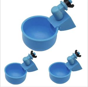 Cuenco de agua de pollo azul automático, comedero y bebedero de plástico <span class=keywords><strong>para</strong></span> pollos con tornillo negro <span class=keywords><strong>para</strong></span> uso en granjas de pollos - Product Image 1