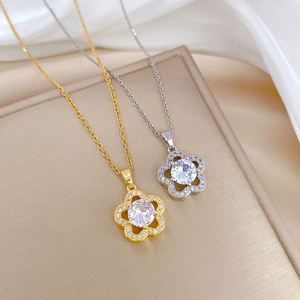 Collar de Acero Inoxidable con Baño de Oro de 18k, Resistente al Deslustre, con Hermosa Flor de Cinco Pétalos y Diamantes - Product Image 1