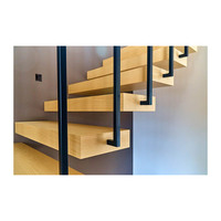 Escalier flottant minimaliste de designer avec structure en acier et balustrade en acier