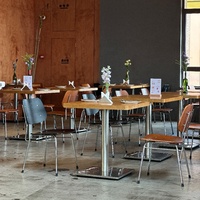 Meubles de restaurant design minimalistes et personnalisables, tables et chaises pour lieux de musique, bistrots et restaurants