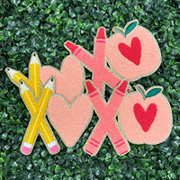 En gros Personnalisé Crayon Crayon Pomme Professeur Chenille Patchs Designer Fer Sur Enseignant Broderie Patchs Pour Vêtements