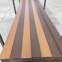 Extrudierte Holz-Verbundstoff-Terrassendielen Beschichtete Verbundstoff-Terrassendielen Verbundstoff-Terrassenbelag Exotische Pool-Terrassenfliesen