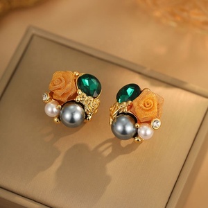 Boucles d'oreilles clous pour femmes, style médiéval français, romantique, élégant, exquis, géométrique, zircon, plaqué or, vintage, luxe, imitation perle - Product Image 5