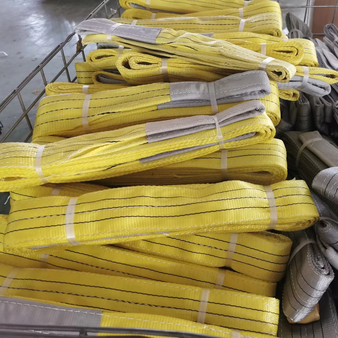 Qoriqchi bilan jinsiy aloqa qilish videosini tomosha qiling. Kiyimning yaqindan olingan surati