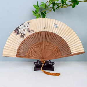 Nuevas llegadas al por mayor: Abanicos de mano de bambú personalizables con arte folclórico, recuerdos de boda, abanicos plegables con logo impreso para regalos de empresa. - Product Image 5