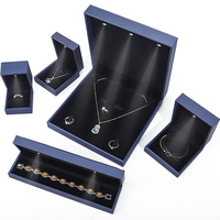Vente en gros Boîte à bagues pour collier et bracelet Emballage de bijoux Boîte à bijoux personnalisée de luxe en cuir artificiel bleu Boîte à bijoux avec logo estampage à l'or