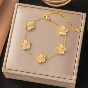 Set de Joyería de Lujo para Mujer con Collar, Colgante, Pulsera y Aretes de Cinco Flores Bañado en Oro de 18k, No se Deslustra e Hipoalergénico - Product Image 3