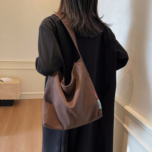 Sac à bandoulière simple pour femme, carré horizontal, fermeture éclair, style minimaliste, sac fourre-tout pour les trajets quotidiens, marron - Product Image 1
