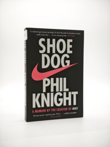 Impression de livres sur le thème des chiens et des chaussures - Product Image 2