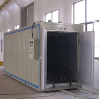 Système de chariot sur rail en option, permettant une alimentation et un déchargement automatiques des pièces.