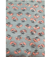 Tissu en coton imprimé floral bleu gris avec motif de fleurs rose corail, textile doux et respirant pour la confection de kurtis et de dupattas.