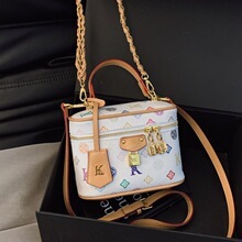 กระเป๋าถือขนาดเล็ก Luxury <span class=keywords><strong>Lou</strong></span> สำหรับผู้หญิง รุ่นใหม่ปี 2026 ลายพิมพ์วินเทจ สายโซ่ ทรงกล่อง ใช้งานได้หลากหลาย แฟชั่นสะพายไหล่หรือสะพายข้าง - Product Image 3