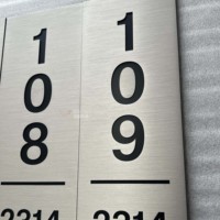 Plaques de numéros de chambre d'hôtel en acier inoxydable brossé argent/gris |   Signalétique d'hôtel intérieure personnalisable et écologique, garantie 3 ans
