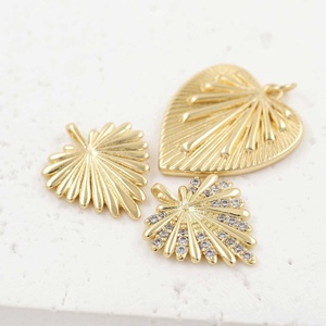 P273 Nouvelle Tendance PVD Plaqué Or 18K Laiton Forme Cœur Feuille Zircon Cristal Rétention de Couleur Pendentif Breloques Bijoux DIY <span class=keywords><strong>pour</strong></span> Femme - Product Image 3
