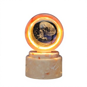 Lampada da Tavolo con Sfera di Cristallo Rotante 3D Incisa, Luce Notturna LED USB con Base in Legno, Regalo Personalizzato Galassia e Pianeti - Product Image 1