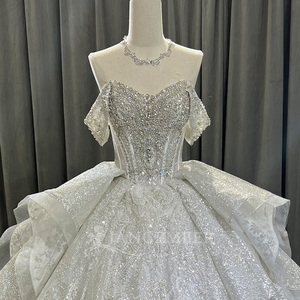 Robes de mariée modernes et élégantes, coupe princesse, personnalisées, imprimé floral, décolleté cœur, traîne chapelle, longueur ras du sol, ornées de sequins et de perles - Product Image 4