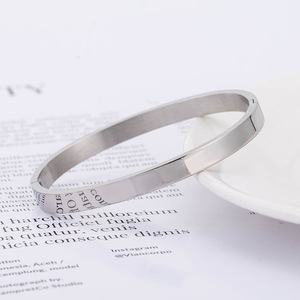 Pulsera unisex de acero de titanio, diseño minimalista, acabado pulido para uso diario - Product Image 4