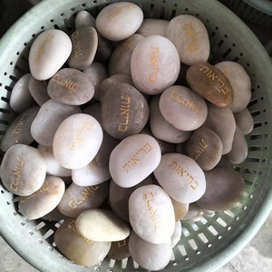 Ciottolo di Fiume Naturale Lucidato a Specchio Personalizzato con Incisione di Data e Testo, Pietra Decorativa - Product Image 3