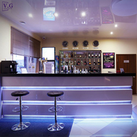 Comptoir de bar moderne en Corian blanc et noir, type bande, pour usage commercial avec éclairage LED RGB, mobilier durable pour bar à domicile et club