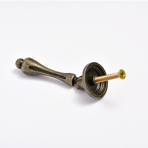 Tirador de cajón de aleación de zinc estilo europeo, diseño de palanca de un solo orificio en color bronce antiguo - Product Image 1