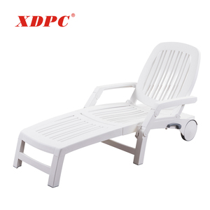 ขายส่งสระว่ายน้ำกลางแจ้งพับเตียงอาบแดดเก้าอี้พลาสติกที่มีล้อ - Product Image 2