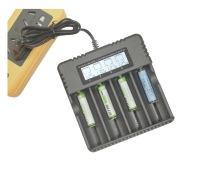 Chargeur LCD à quatre emplacements 4,2 V 3,7 V pour piles au lithium/nickel-hydrure AA/AAA avec démarrage à zéro tension pour appareils photo et jouets