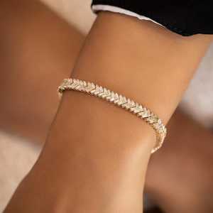 กำไลข้อมือเพชรทรงบาแกตต์สำหรับผู้หญิง ทองคำ 14K สีเหลือง สามารถสวมซ้อนกันได้ พร้อมการฝังแบบ Bezel Setting - Product Image 2