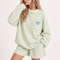 Ensemble décontracté deux pièces pour femme : sweat-shirt oversize à col rond avec poches et patchs appliqués à rayures contrastées et short de survêtement