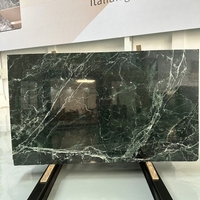 Dalles de marbre naturel de luxe Verde Alpi d'Italie, polies, vert foncé, pour comptoirs de table et décoration murale.
