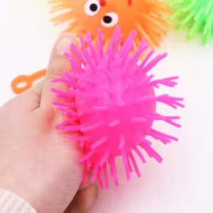 Balle en peluche lumineuse, jouet de compression et de décompression, jouet créatif pour enfants avec gros yeux et cheveux élastiques, styles d'yeux aléatoires - Product Image 5