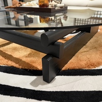 Table basse ronde moderne de luxe en verre avec base en bois de frêne noir à grille, table centrale avec design à poutres pour salon