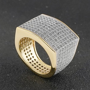 Bague cubaine pour homme, style hip-hop, très tendance, entièrement sertie de diamants, en cuivre, pour fiançailles, fête ou cadeau - Laiton plaqué or 18 carats - Product Image 1