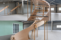 Escalier en colimaçon incurvé de luxe moderne avec balustrade en fer forgé et main courante en bois massif