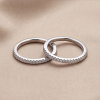 Bague Demi-Cercle Classique Scintillante en Argent Plaqué 925 avec Zircons Cubiques Blancs Denses et Zirconium Cubique Entièrement Sertis – Meilleure Vente