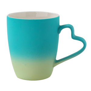 Tasses à café en céramique dégradées avec anse en forme de cœur en porcelaine, cadeau pour filles, avec design en glaçure dégradée - Product Image 3