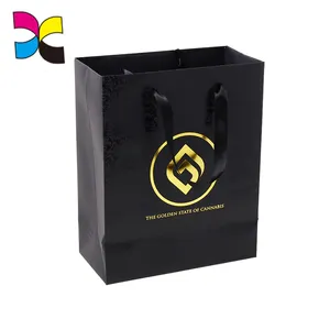 Bolsa de papel negra personalizada, con tu logotipo, lámina dorada y revestimiento UV brillante