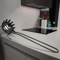 UJ-KT686A Cuillère à spaghetti professionnelle en acier inoxydable noir avec manche en fil métallique Cuillère à pâtes
