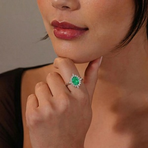 Anillo de Halo con Esmeralda en Plata de Ley, Anillo de Compromiso con Esmeralda Ovalada, Anillo de Halo con Diamantes Vintage, Regalo de Piedra de Nacimiento de Mayo para Ella - Product Image 6