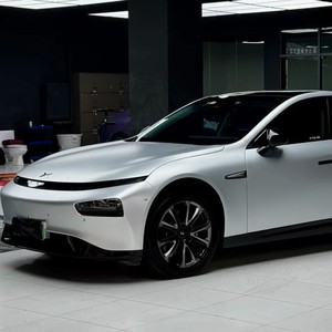Vinilo para rotulación de vehículos, color plateado metálico, PET de alto brillo, 7.5mil, con tecnología Air Release, autoadhesivo, para cobertura total de carrocería, vinilo automotriz que cambia de color. - Product Image 1