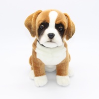 Peluche personnalisée réaliste de chiot Boxer brun et blanc assis, avec marquage facial détaillé et oreilles tombantes, animal en peluche Boxer